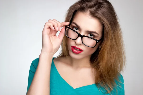 Mädchen mit Brille und roten Lippen — Stockfoto