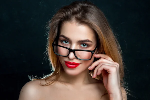 Retrato de chica con gafas y labios rojos — Foto de Stock