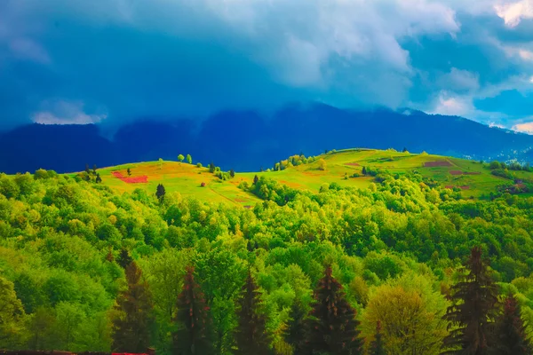 高山景观，绿色的小山 — 图库照片