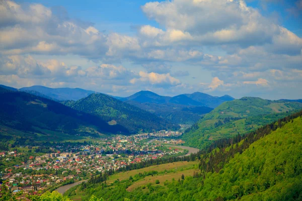 Dorf und Fluss liegen in den Bergen — Stockfoto