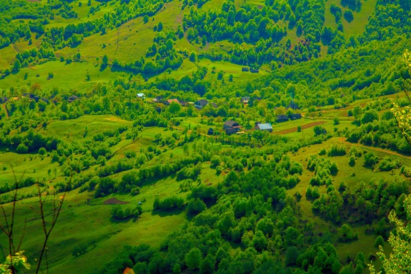 Aldeia nas colinas — Fotografia de Stock