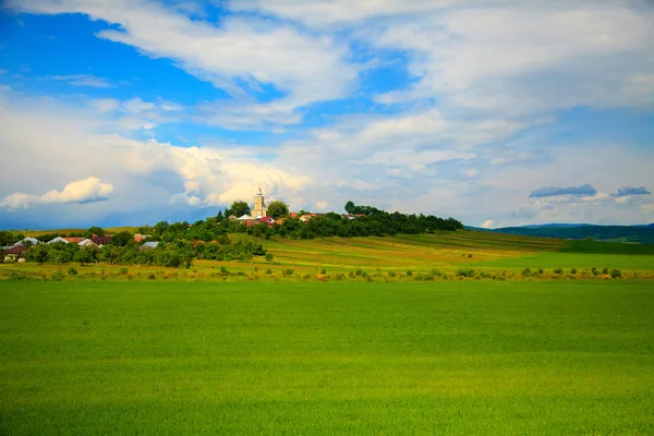 Paisagem com igreja na colina — Fotografia de Stock