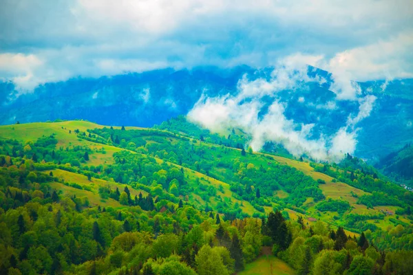 Beauté paysage de montagne avec nuages — Photo