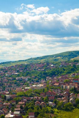 küçük dağ köyü gündüz