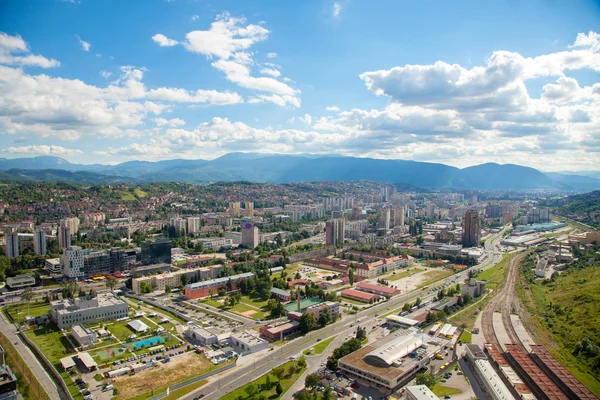 Paisaje de la ciudad con moutains —  Fotos de Stock