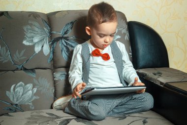 tablet ile küçük genç çocuk