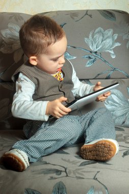 tablet ile genç çocuk