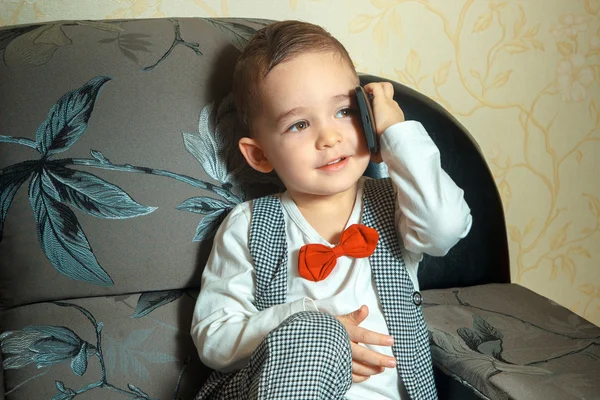 Pequeño niño hablando de teléfono — Foto de Stock