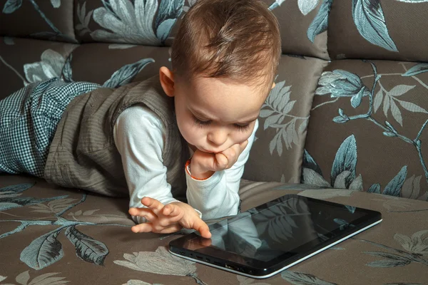 Kleine jongen met Tablet PC — Stockfoto