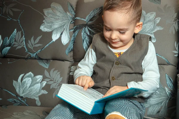 Mały chłopiec czytać książki — Zdjęcie stockowe