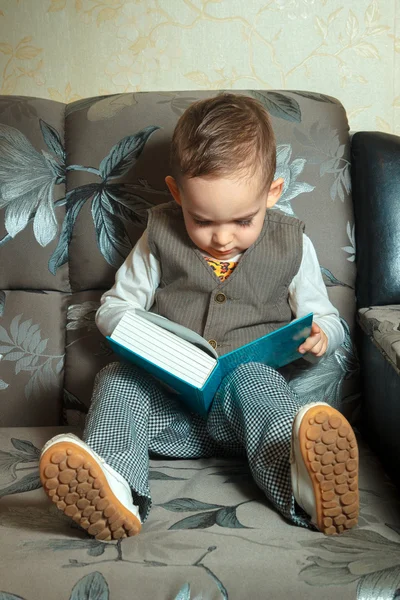 Молодий хлопчик прочитав книгу — стокове фото