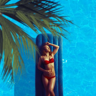 Kırmızı bikinili güzel Bayan