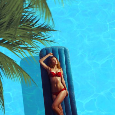 kırmızı bikini sıcak genç kadın