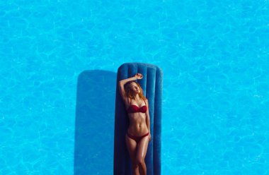 genç güzel Bayan kırmızı bikini 