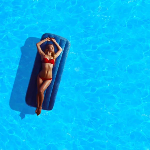 Heiße junge Dame im roten Bikini — Stockfoto