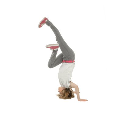 rahat kıyafetler başına duran kadın