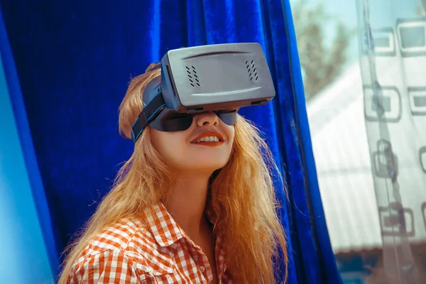 Mädchen mit Virtual-Reality-Brille — Stockfoto