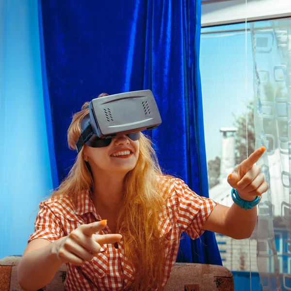 Mädchen mit Virtual-Reality-Brille — Stockfoto