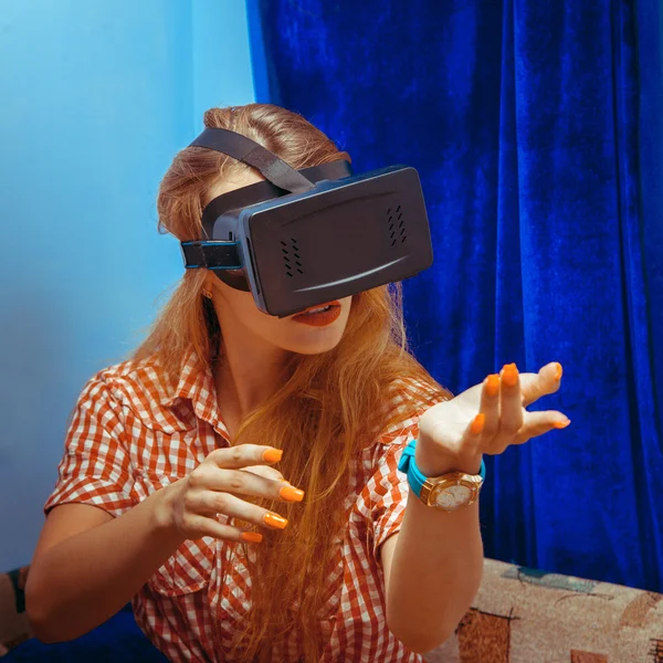 Chica en gafas de realidad virtual — Foto de Stock