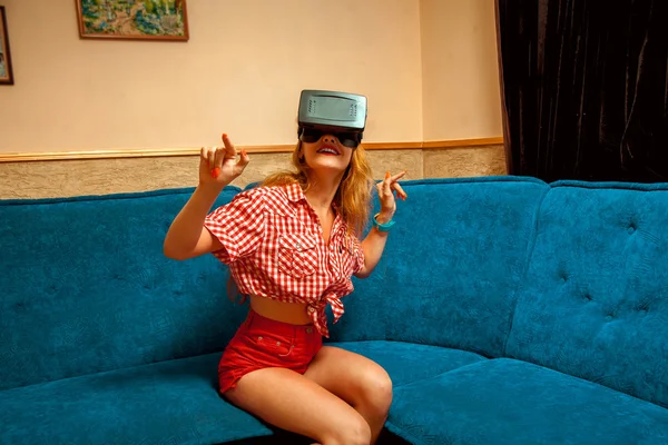Flicka i virtual reality glasögon — Stockfoto