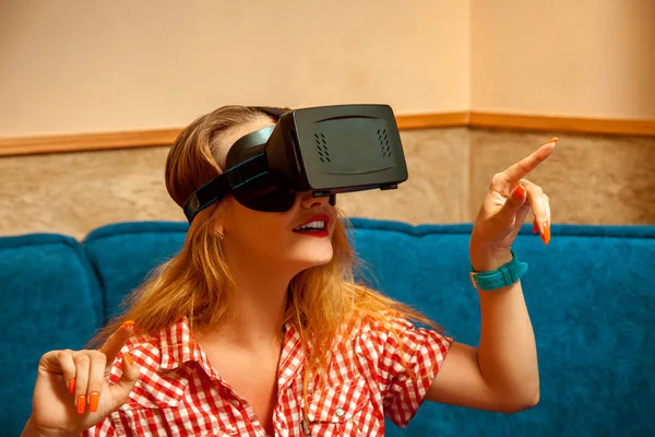 Chica en gafas de realidad virtual — Foto de Stock