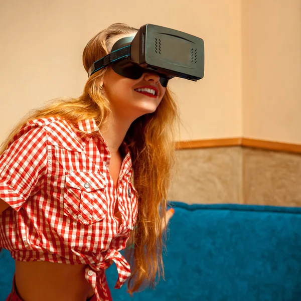 Mujer en realidad virtual — Foto de Stock