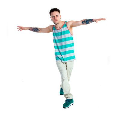 rahat kıyafetler içinde ciddi genç adam