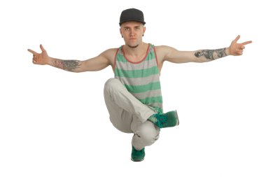 Gündelik giysiler içindeki genç adam.