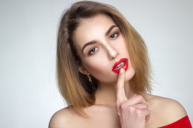 Kameraya bakarak kırmızı dudaklı kadın
