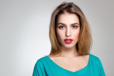 Studio kırmızı dudaklar ile kız