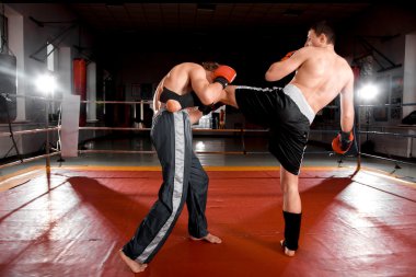 İki adam boks halkası üzerinde olduğunu