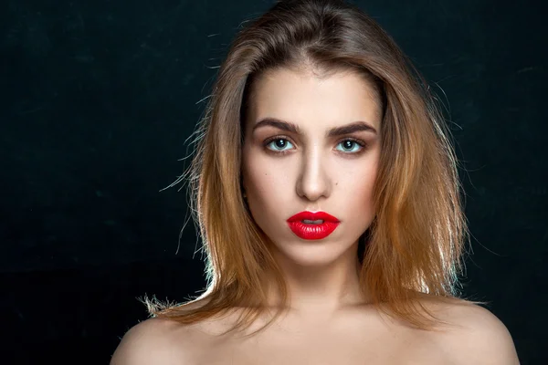 Porträtt av skönhet kvinna med röda läppar — Stockfoto