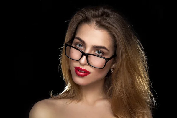 Mujer con gafas y labios rojos en estudio — Foto de Stock