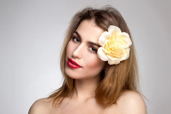 Jolie fille en studio avec des lèvres rouges — Photo