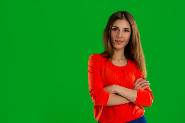 Kvinna poserar på grön bakgrund — Stockfoto
