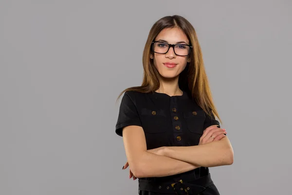 Kvinna poserar med glasögon — Stockfoto