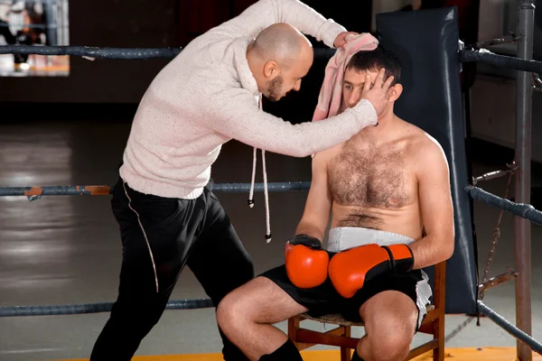 Coach stödjer boxer före en kamp — Stockfoto