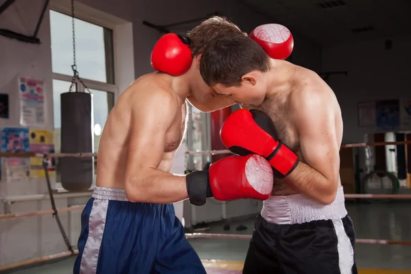 Zwei Männer boxen im Ring — Stockfoto