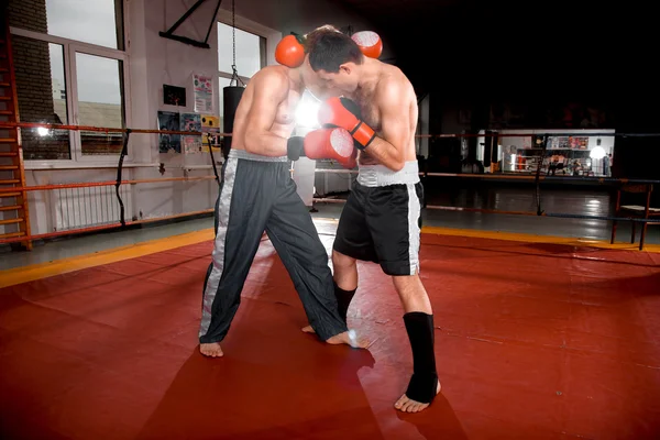 Två män är boxning på ringen — Stockfoto