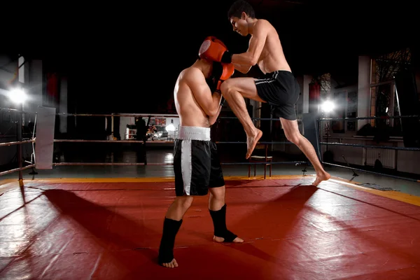 Två män är boxning på ringen — Stockfoto