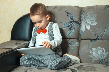 Kırmızı papyon ve zarif elbise genç adam