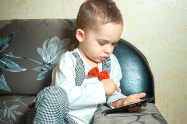 Kırmızı papyon çocukla