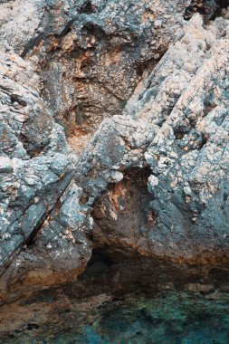 su kayalarda dokusuna
