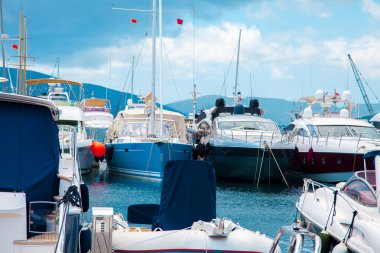 birçok yat limanında demirlemiş 