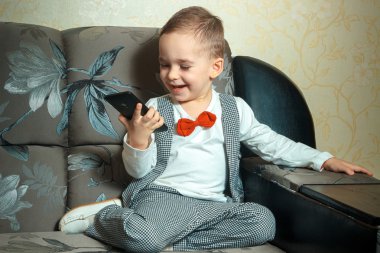 cep telefonu ile mutlu çocuk