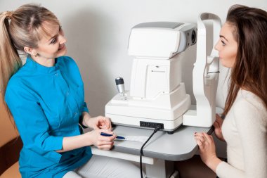 klinikte çalışan göz doktoru
