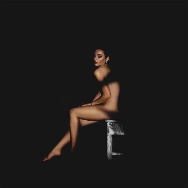 vücut üzerinde gölgeler ile çıplak kadın