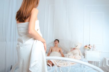 kız arkadaşı için bekleyen adam