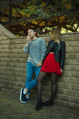 adam sigara içiyor ve kızla flört ediyor