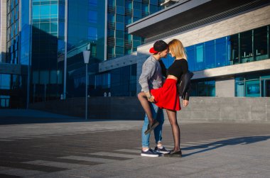 genç bir çift açık havada sarılma